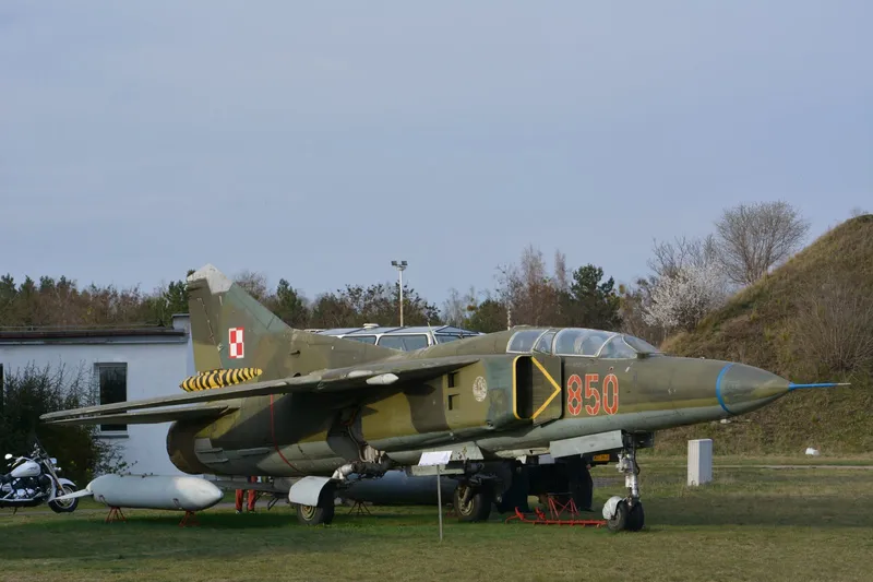 MiG-23UB „Flogger C” nr 850 na lotnisku