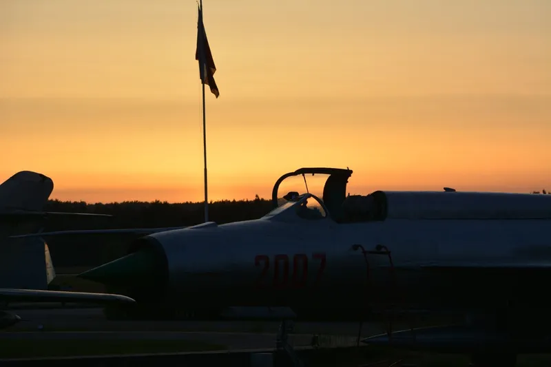 MiG-21M nr 2007 o zachodzie słońca