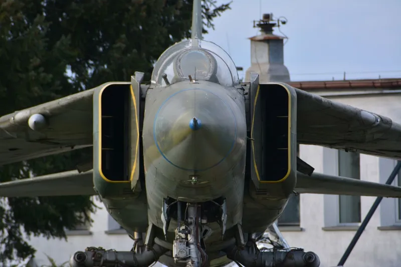 MiG-23UB widziany z przodu
