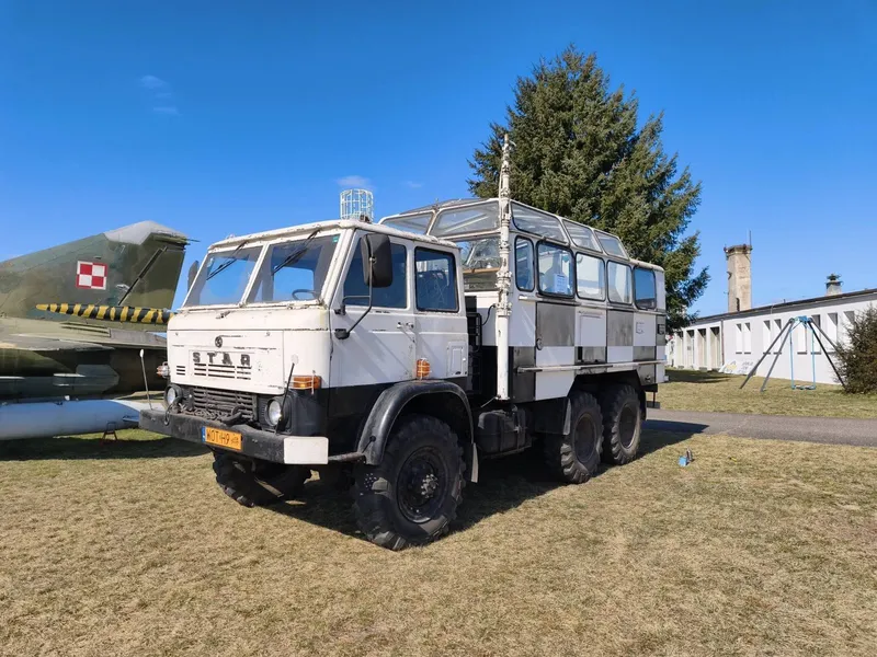 Pojazd lotniskowy SSD-2M „Krasula” w szachownicowym malowaniu