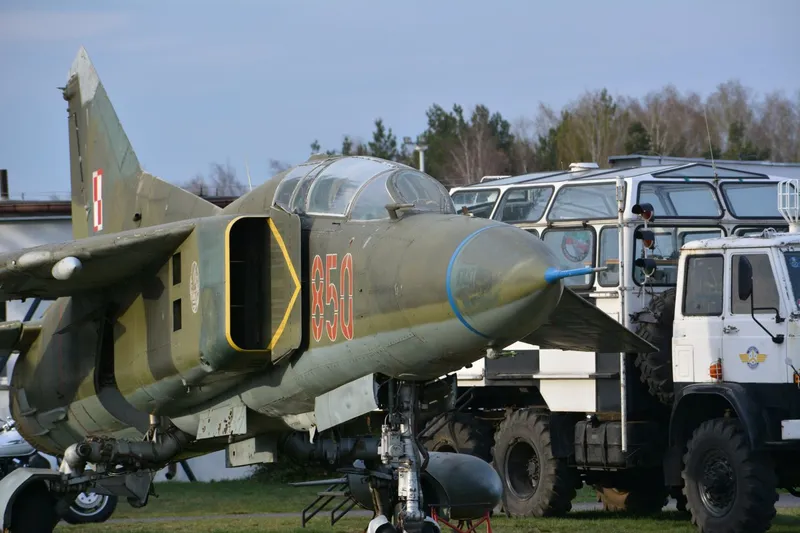 MiG-23UB nr 850 i pojazd SSD-2M Krasula