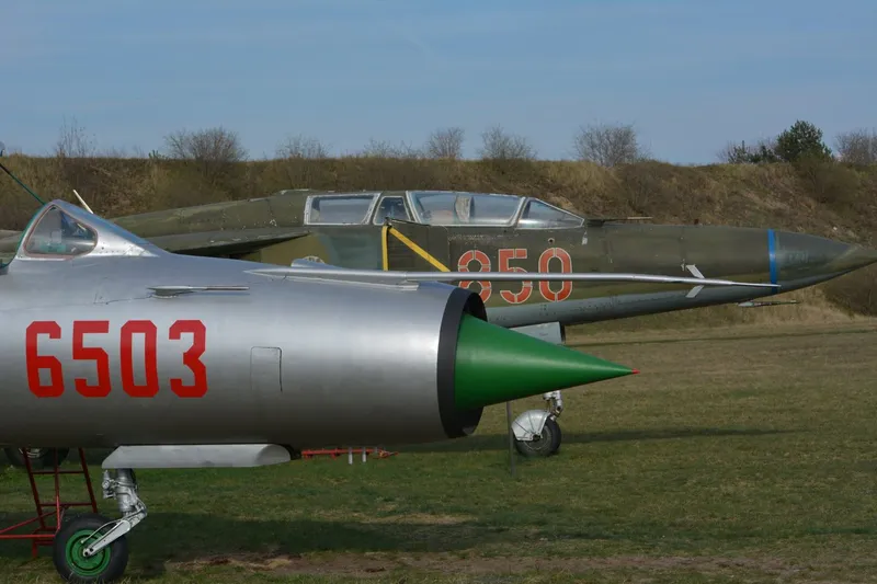 MiG-21 nr 6503 na tle MiG-23UB nr 850